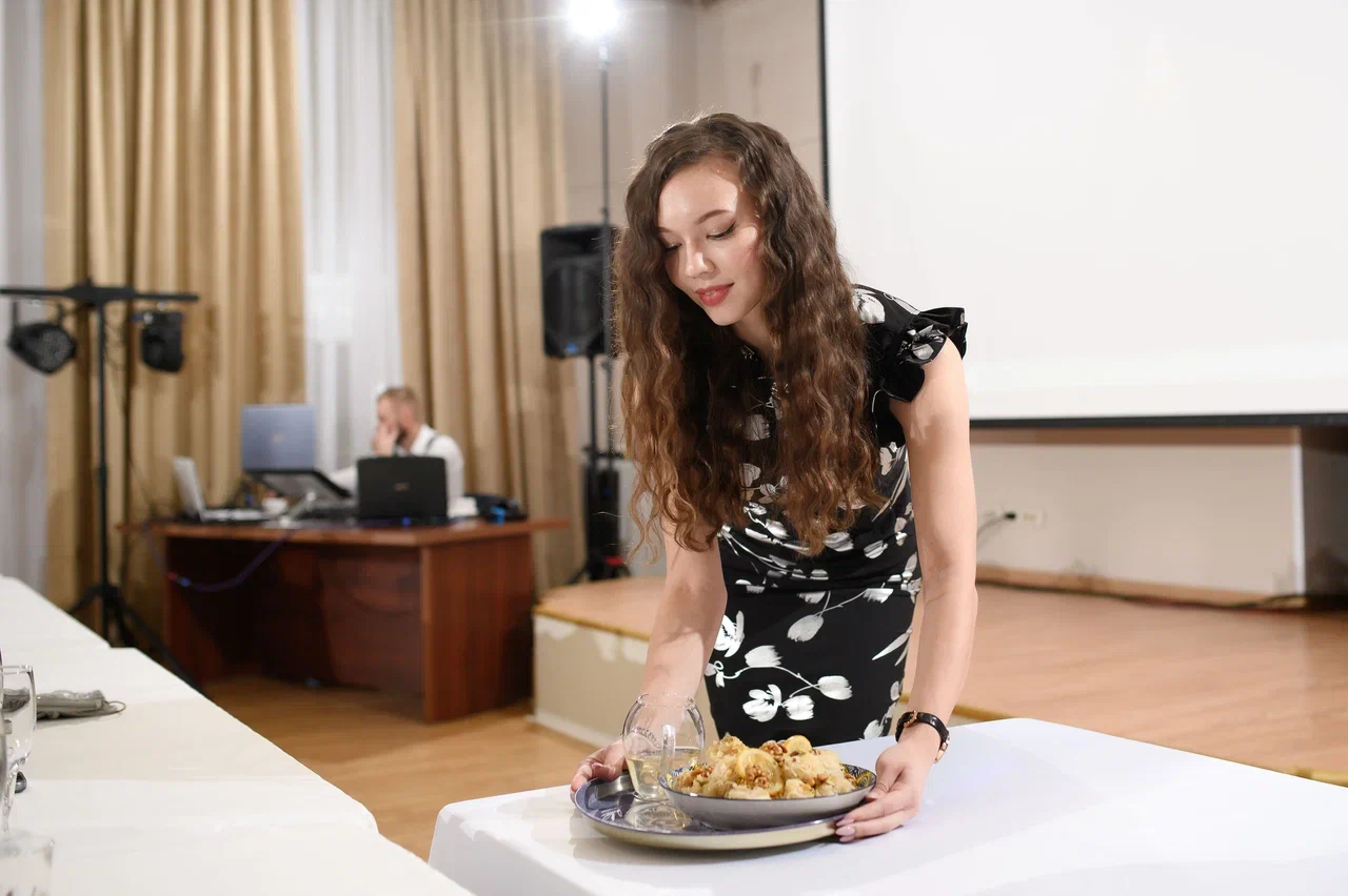 Современные красавицы знают толк не только в подборе идеально сидящего платья, но и в готовке! Доказать это смогли 25 участниц кулинарного этапа регионального конкурса «Мисс и Миссис Владимирская земля — 2026». Одни решили презентовать свои гастрономические шедевры на тарелке, а другие устроили настоящие перформансы!