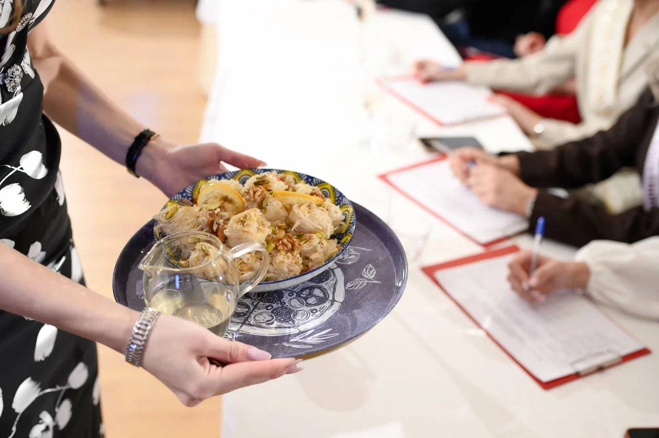 Современные красавицы знают толк не только в подборе идеально сидящего платья, но и в готовке! Доказать это смогли 25 участниц кулинарного этапа регионального конкурса «Мисс и Миссис Владимирская земля — 2026». Одни решили презентовать свои гастрономические шедевры на тарелке, а другие устроили настоящие перформансы!