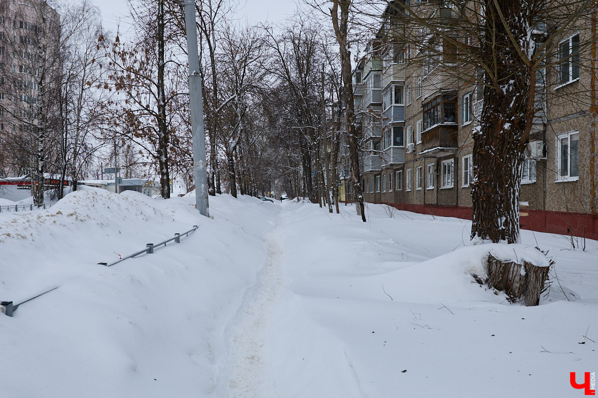 Каждый выход из дома — очередной марш-бросок. Зима в этом году бросила владимирцам вызов, с которым они оказались не в силах справиться. Город попал в снежный плен, и спасением из него, судя по всему, станет лишь весна.