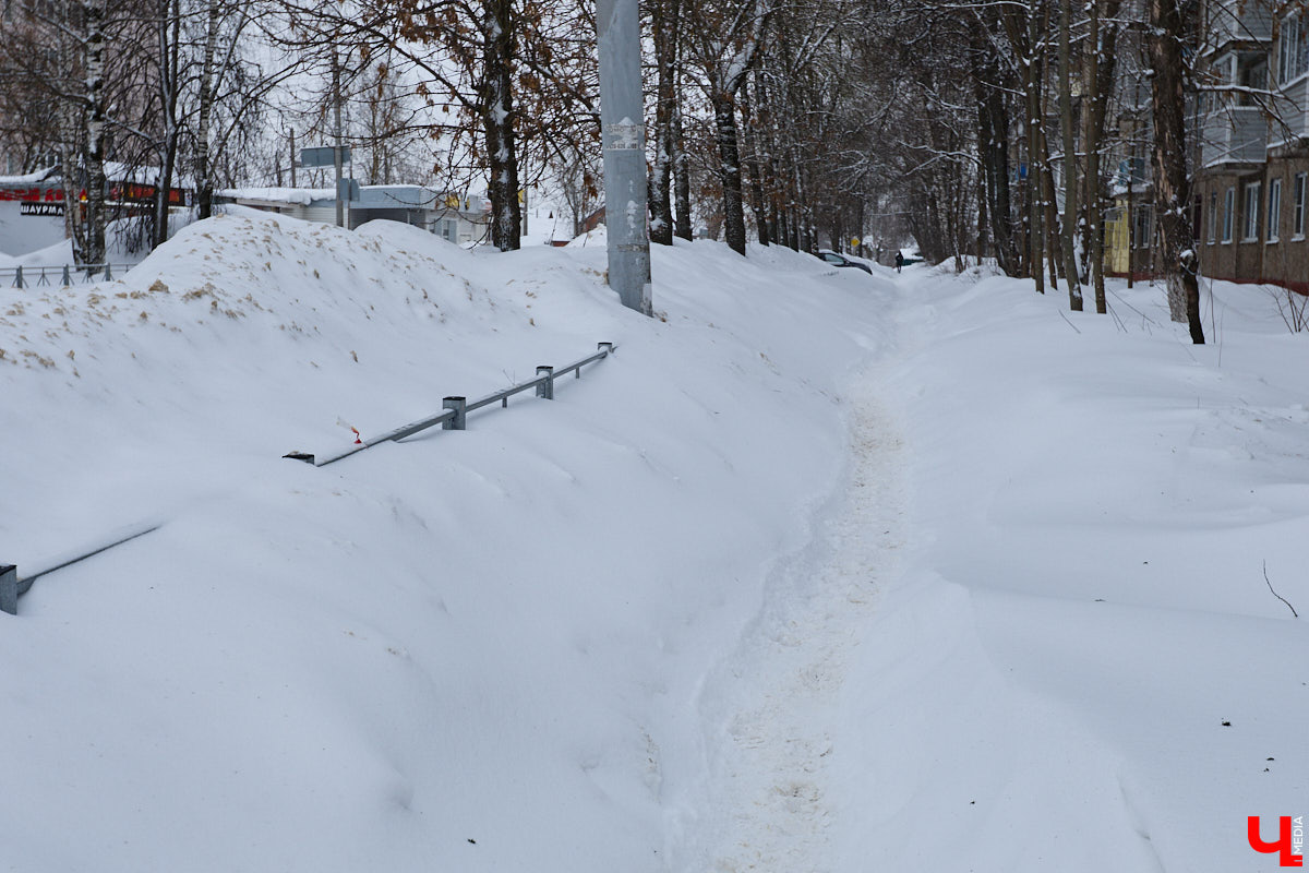 Каждый выход из дома — очередной марш-бросок. Зима в этом году бросила владимирцам вызов, с которым они оказались не в силах справиться. Город попал в снежный плен, и спасением из него, судя по всему, станет лишь весна.
