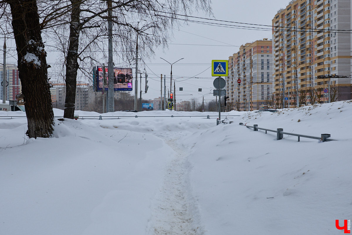 Каждый выход из дома — очередной марш-бросок. Зима в этом году бросила владимирцам вызов, с которым они оказались не в силах справиться. Город попал в снежный плен, и спасением из него, судя по всему, станет лишь весна.