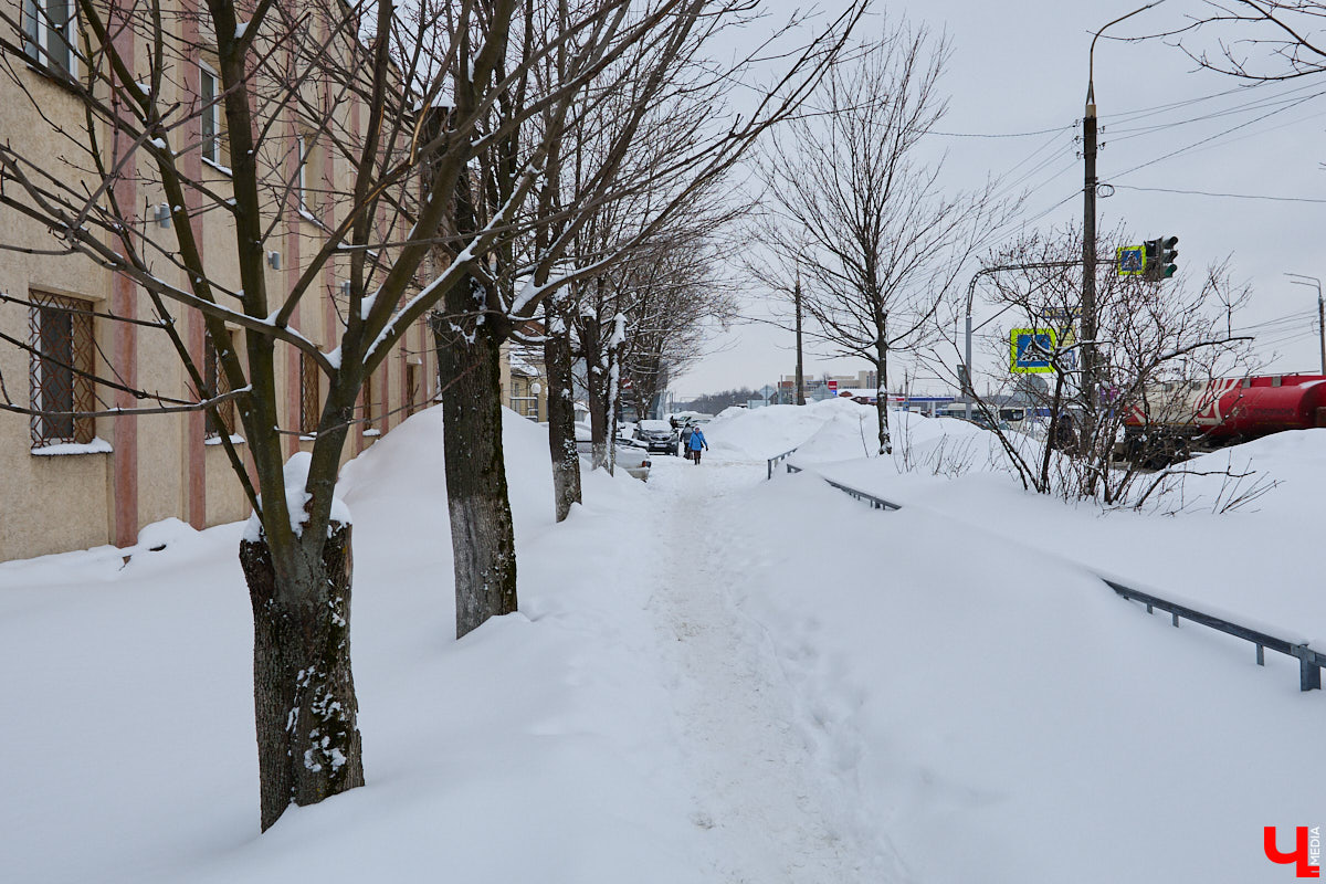 Каждый выход из дома — очередной марш-бросок. Зима в этом году бросила владимирцам вызов, с которым они оказались не в силах справиться. Город попал в снежный плен, и спасением из него, судя по всему, станет лишь весна.