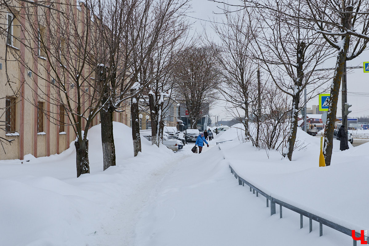 Каждый выход из дома — очередной марш-бросок. Зима в этом году бросила владимирцам вызов, с которым они оказались не в силах справиться. Город попал в снежный плен, и спасением из него, судя по всему, станет лишь весна.