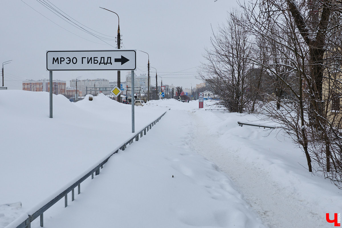 Каждый выход из дома — очередной марш-бросок. Зима в этом году бросила владимирцам вызов, с которым они оказались не в силах справиться. Город попал в снежный плен, и спасением из него, судя по всему, станет лишь весна.