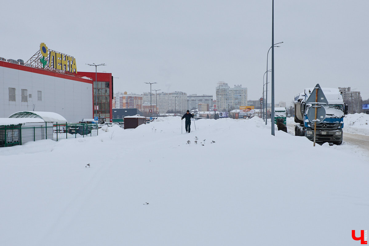 Каждый выход из дома — очередной марш-бросок. Зима в этом году бросила владимирцам вызов, с которым они оказались не в силах справиться. Город попал в снежный плен, и спасением из него, судя по всему, станет лишь весна.