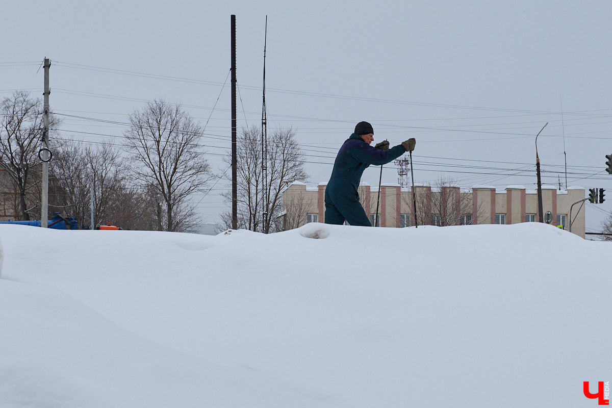 Каждый выход из дома — очередной марш-бросок. Зима в этом году бросила владимирцам вызов, с которым они оказались не в силах справиться. Город попал в снежный плен, и спасением из него, судя по всему, станет лишь весна.