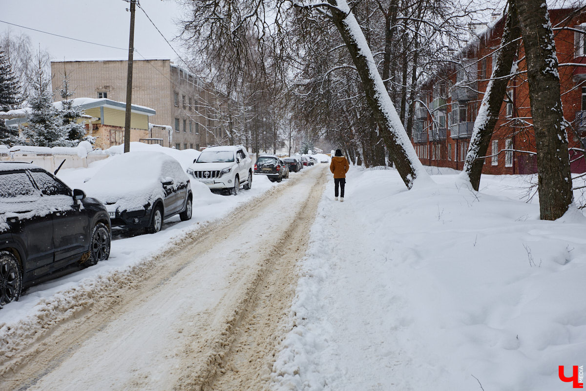 Каждый выход из дома — очередной марш-бросок. Зима в этом году бросила владимирцам вызов, с которым они оказались не в силах справиться. Город попал в снежный плен, и спасением из него, судя по всему, станет лишь весна.