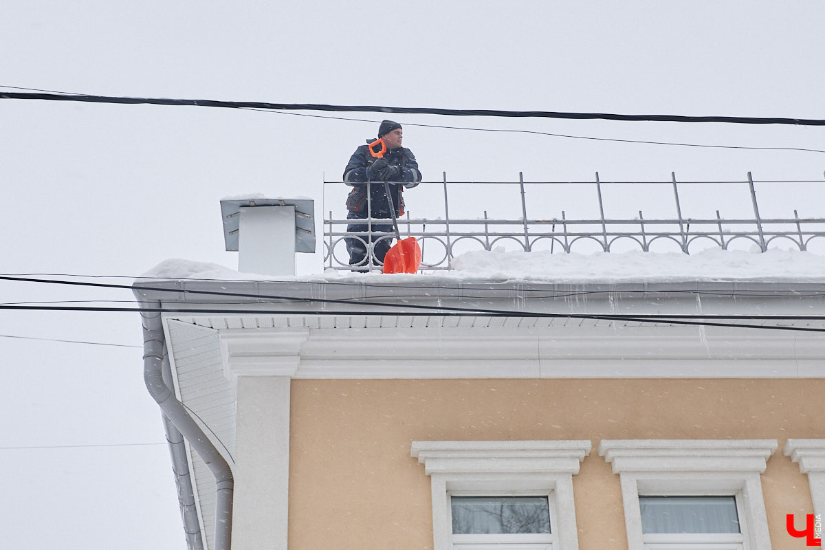 Каждый выход из дома — очередной марш-бросок. Зима в этом году бросила владимирцам вызов, с которым они оказались не в силах справиться. Город попал в снежный плен, и спасением из него, судя по всему, станет лишь весна.