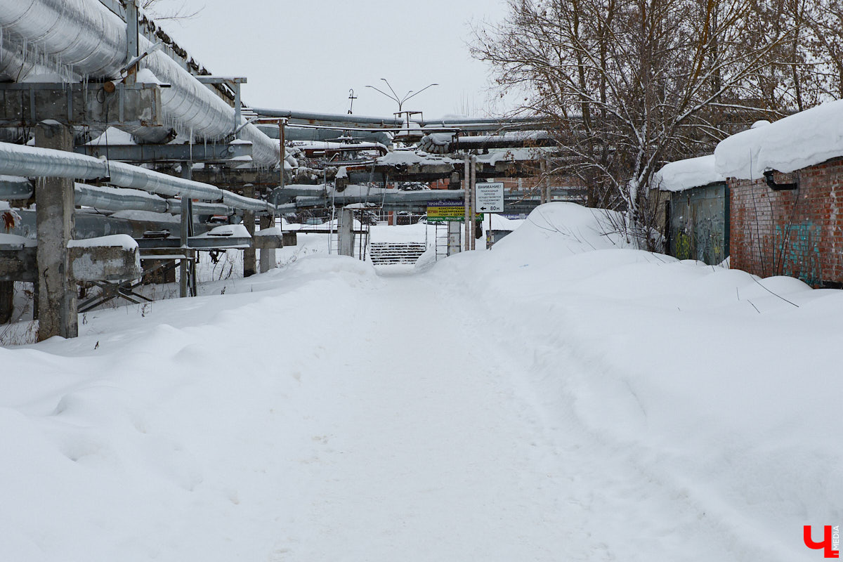 Каждый выход из дома — очередной марш-бросок. Зима в этом году бросила владимирцам вызов, с которым они оказались не в силах справиться. Город попал в снежный плен, и спасением из него, судя по всему, станет лишь весна.