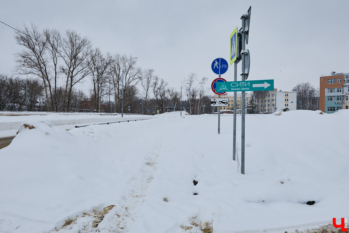 Каждый выход из дома — очередной марш-бросок. Зима в этом году бросила владимирцам вызов, с которым они оказались не в силах справиться. Город попал в снежный плен, и спасением из него, судя по всему, станет лишь весна.