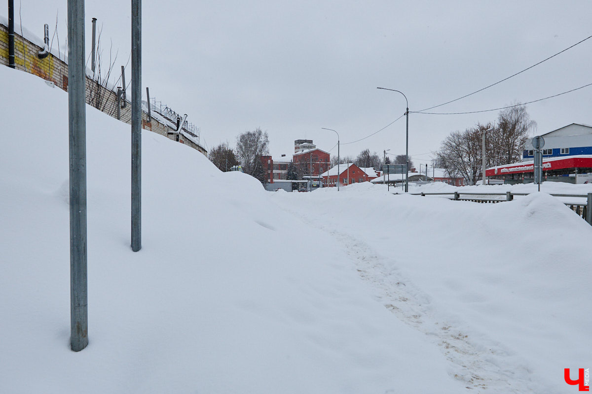 Каждый выход из дома — очередной марш-бросок. Зима в этом году бросила владимирцам вызов, с которым они оказались не в силах справиться. Город попал в снежный плен, и спасением из него, судя по всему, станет лишь весна.