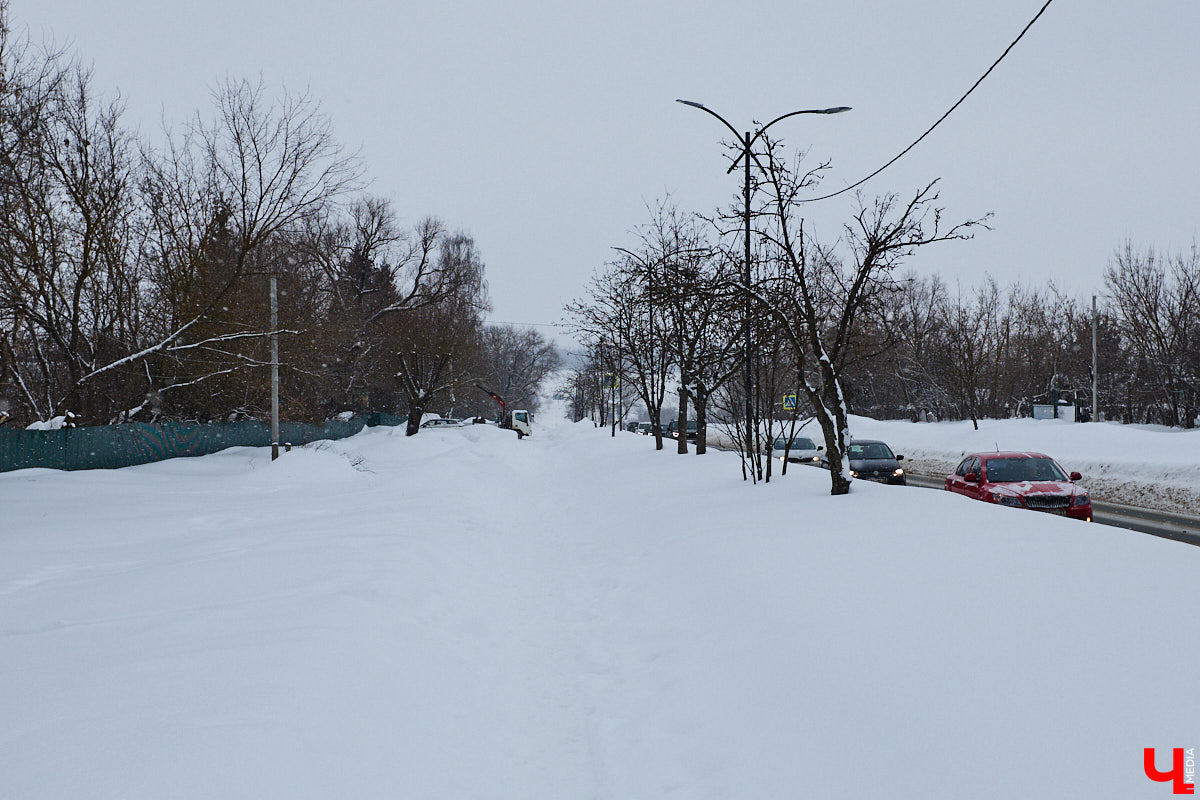 Каждый выход из дома — очередной марш-бросок. Зима в этом году бросила владимирцам вызов, с которым они оказались не в силах справиться. Город попал в снежный плен, и спасением из него, судя по всему, станет лишь весна.