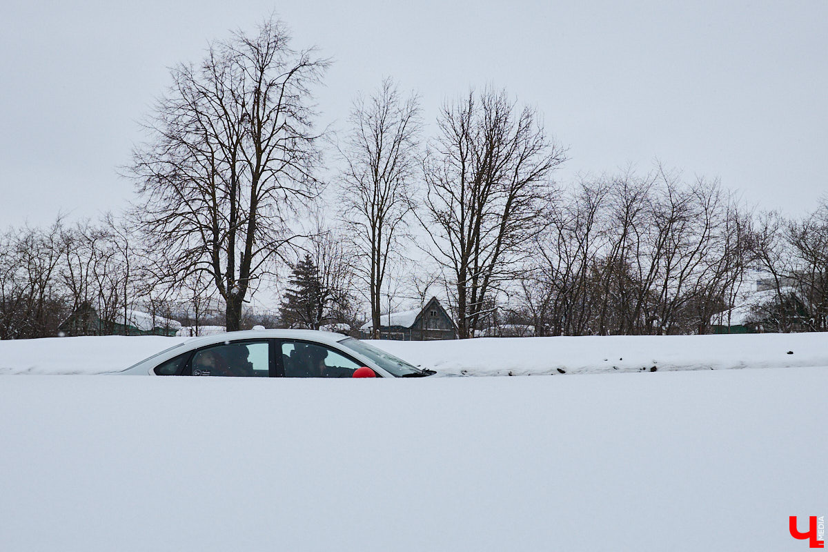 Каждый выход из дома — очередной марш-бросок. Зима в этом году бросила владимирцам вызов, с которым они оказались не в силах справиться. Город попал в снежный плен, и спасением из него, судя по всему, станет лишь весна.