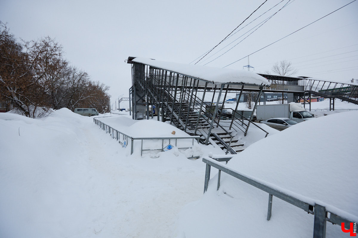 Каждый выход из дома — очередной марш-бросок. Зима в этом году бросила владимирцам вызов, с которым они оказались не в силах справиться. Город попал в снежный плен, и спасением из него, судя по всему, станет лишь весна.