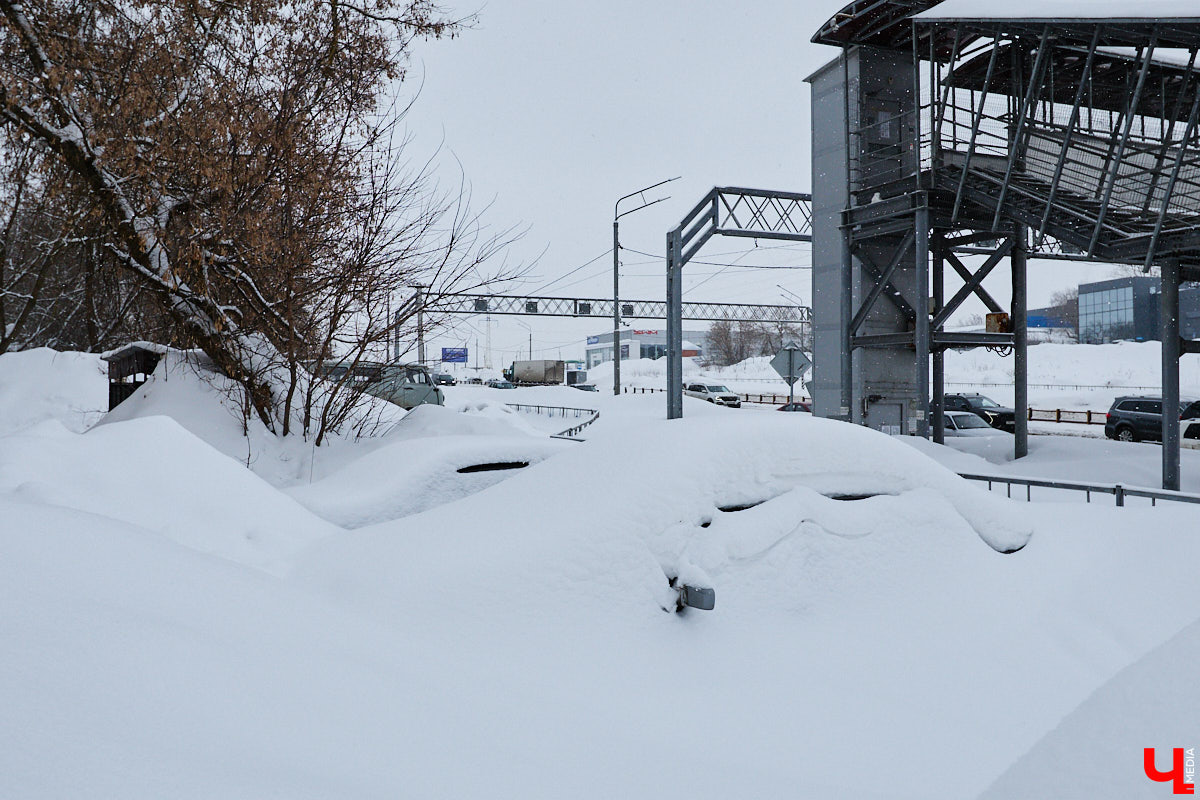 Каждый выход из дома — очередной марш-бросок. Зима в этом году бросила владимирцам вызов, с которым они оказались не в силах справиться. Город попал в снежный плен, и спасением из него, судя по всему, станет лишь весна.