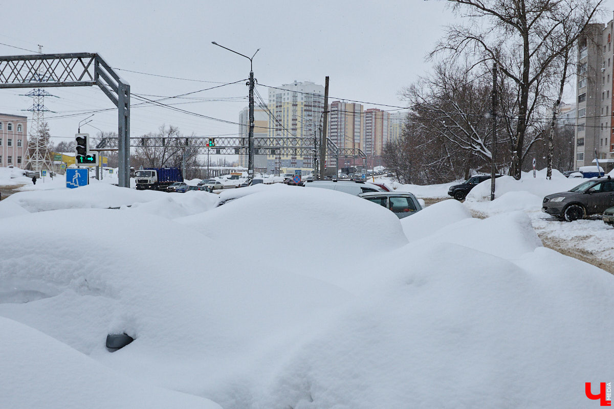 Каждый выход из дома — очередной марш-бросок. Зима в этом году бросила владимирцам вызов, с которым они оказались не в силах справиться. Город попал в снежный плен, и спасением из него, судя по всему, станет лишь весна.