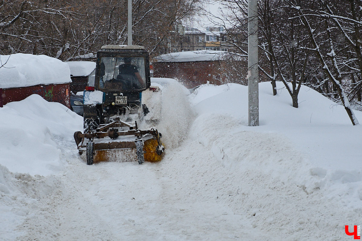 Каждый выход из дома — очередной марш-бросок. Зима в этом году бросила владимирцам вызов, с которым они оказались не в силах справиться. Город попал в снежный плен, и спасением из него, судя по всему, станет лишь весна.