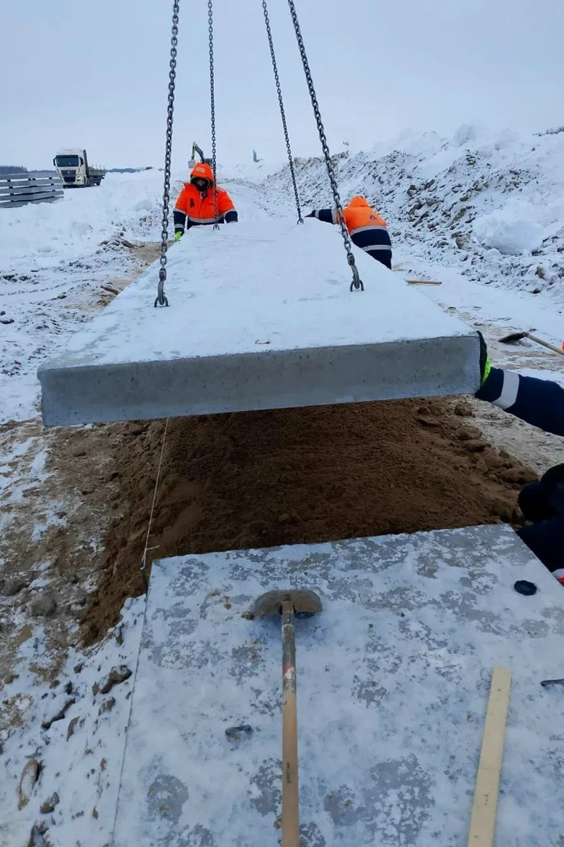 Владимирская авиабаза поделилась кадрами трансформации аэродрома «Семязино». Большая стройка продолжалась всю зиму, несмотря на морозы и снегопады. Главная задача на данный момент — перенести коммуникации за пределы будущего лётного поля и подготовить площадку для дальнейшей модернизации. Подробности процесса реконструкции, а также другие важные события, касающиеся местных дорог, — в нашем традиционном обзоре.