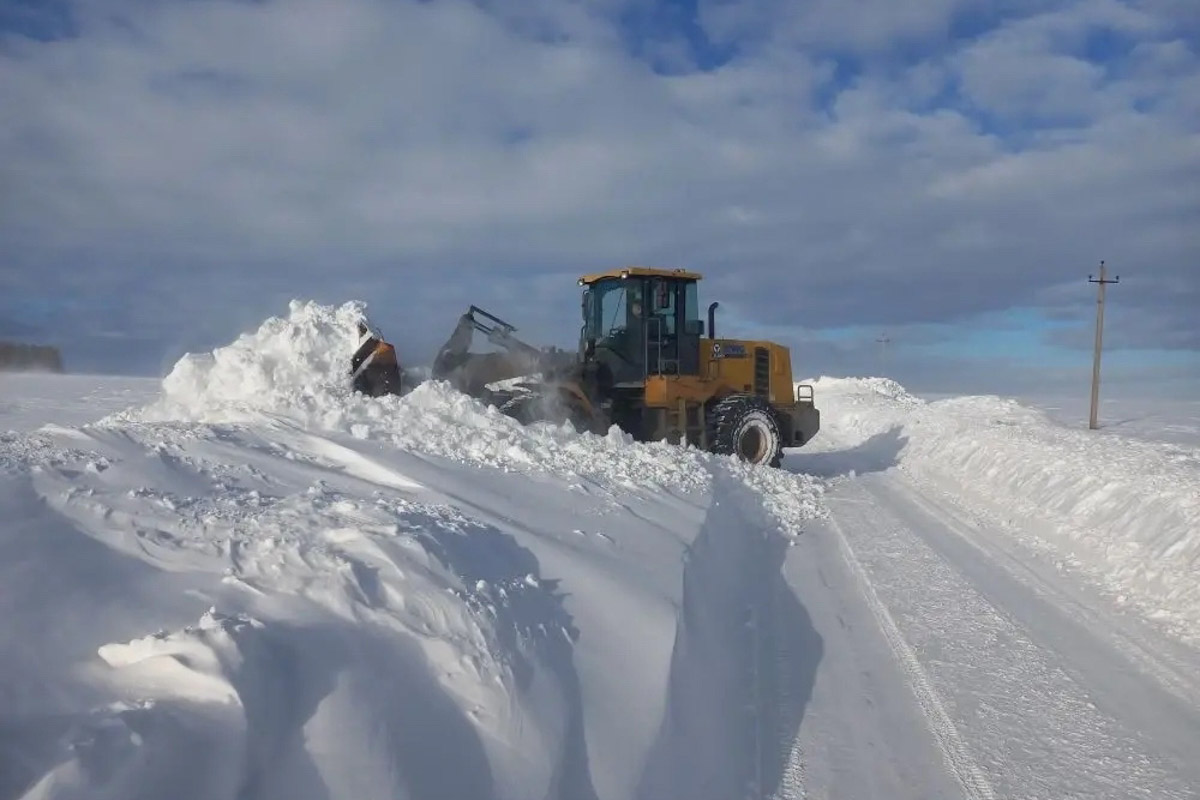 Владимирская авиабаза поделилась кадрами трансформации аэродрома «Семязино». Большая стройка продолжалась всю зиму, несмотря на морозы и снегопады. Главная задача на данный момент — перенести коммуникации за пределы будущего лётного поля и подготовить площадку для дальнейшей модернизации. Подробности процесса реконструкции, а также другие важные события, касающиеся местных дорог, — в нашем традиционном обзоре.