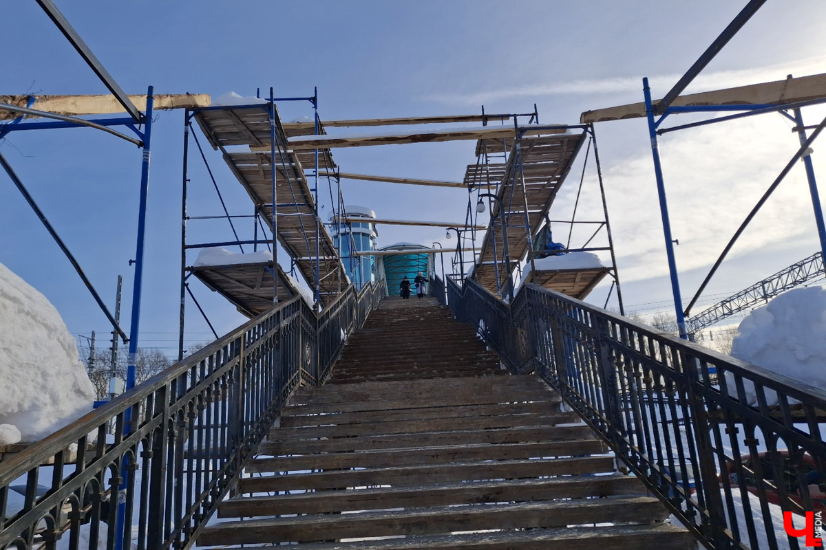 Владимирская авиабаза поделилась кадрами трансформации аэродрома «Семязино». Большая стройка продолжалась всю зиму, несмотря на морозы и снегопады. Главная задача на данный момент — перенести коммуникации за пределы будущего лётного поля и подготовить площадку для дальнейшей модернизации. Подробности процесса реконструкции, а также другие важные события, касающиеся местных дорог, — в нашем традиционном обзоре.