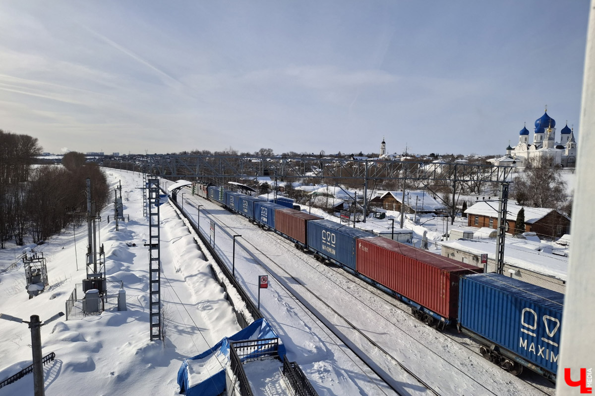 Владимирская авиабаза поделилась кадрами трансформации аэродрома «Семязино». Большая стройка продолжалась всю зиму, несмотря на морозы и снегопады. Главная задача на данный момент — перенести коммуникации за пределы будущего лётного поля и подготовить площадку для дальнейшей модернизации. Подробности процесса реконструкции, а также другие важные события, касающиеся местных дорог, — в нашем традиционном обзоре.