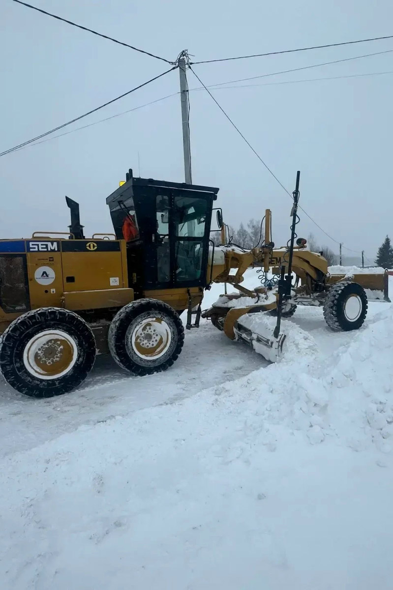 Владимирская авиабаза поделилась кадрами трансформации аэродрома «Семязино». Большая стройка продолжалась всю зиму, несмотря на морозы и снегопады. Главная задача на данный момент — перенести коммуникации за пределы будущего лётного поля и подготовить площадку для дальнейшей модернизации. Подробности процесса реконструкции, а также другие важные события, касающиеся местных дорог, — в нашем традиционном обзоре.