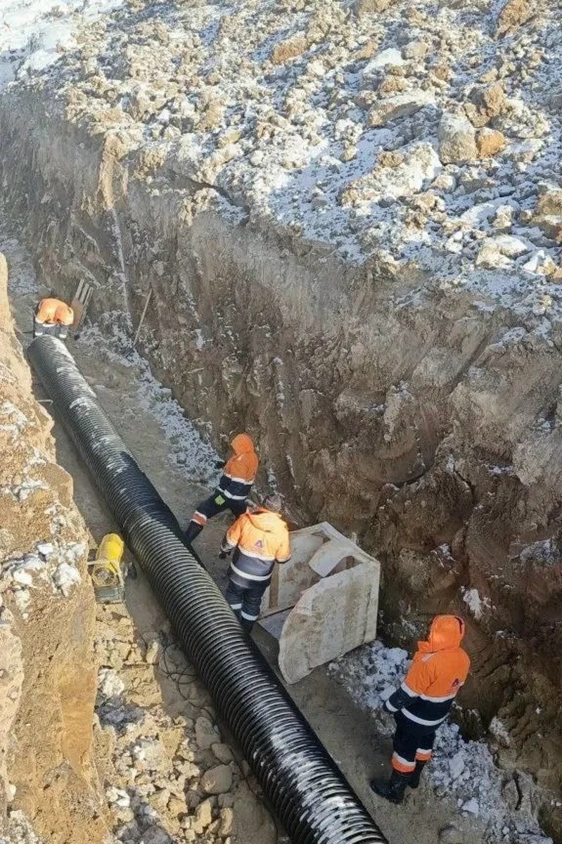 Владимирская авиабаза поделилась кадрами трансформации аэродрома «Семязино». Большая стройка продолжалась всю зиму, несмотря на морозы и снегопады. Главная задача на данный момент — перенести коммуникации за пределы будущего лётного поля и подготовить площадку для дальнейшей модернизации. Подробности процесса реконструкции, а также другие важные события, касающиеся местных дорог, — в нашем традиционном обзоре.