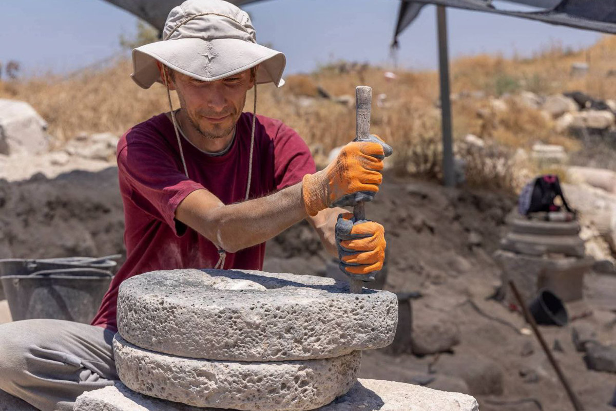 Десять лет назад выпускник владимирского филфака, а ныне серьезный ученый Владимир Пискарев вместе с семьей отправился навстречу ближневосточной авантюре. Сегодня он заведует лабораторией в Хайфском университете, мастерски определяет эпохи по осколкам керамики и находит подземные ходы, в которые никто не заглядывал 1500 лет! Об этой удивительной работе, а также о том, почему израильские дети «дают прикурить» учителям и как выжить в плюс 40, — в нашем интервью.