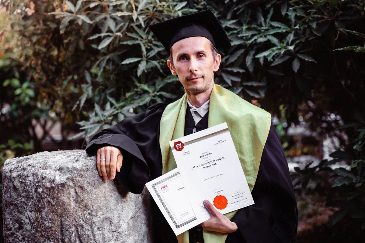 Десять лет назад выпускник владимирского филфака, а ныне серьезный ученый Владимир Пискарев вместе с семьей отправился навстречу ближневосточной авантюре. Сегодня он заведует лабораторией в Хайфском университете, мастерски определяет эпохи по осколкам керамики и находит подземные ходы, в которые никто не заглядывал 1500 лет! Об этой удивительной работе, а также о том, почему израильские дети «дают прикурить» учителям и как выжить в плюс 40, — в нашем интервью.