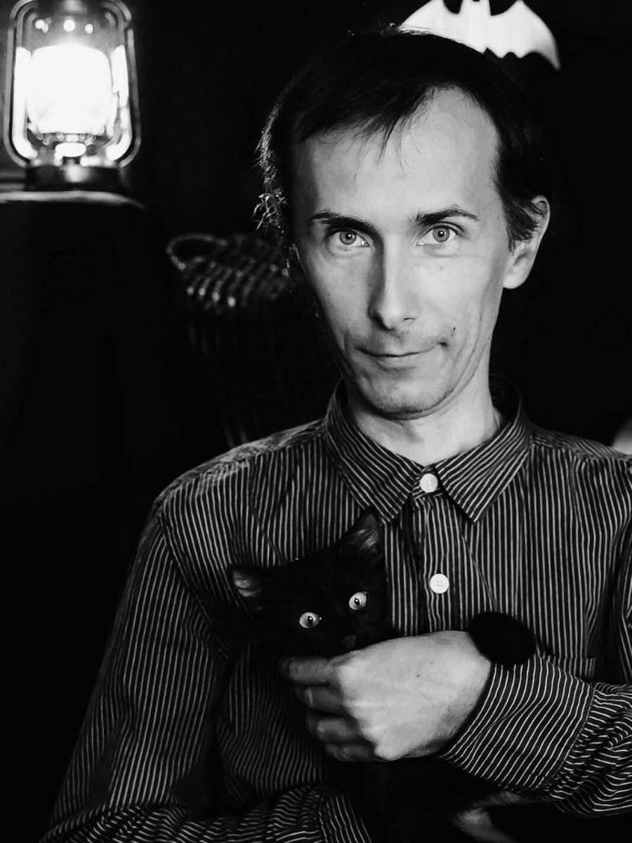 Десять лет назад выпускник владимирского филфака, а ныне серьезный ученый Владимир Пискарев вместе с семьей отправился навстречу ближневосточной авантюре. Сегодня он заведует лабораторией в Хайфском университете, мастерски определяет эпохи по осколкам керамики и находит подземные ходы, в которые никто не заглядывал 1500 лет! Об этой удивительной работе, а также о том, почему израильские дети «дают прикурить» учителям и как выжить в плюс 40, — в нашем интервью.