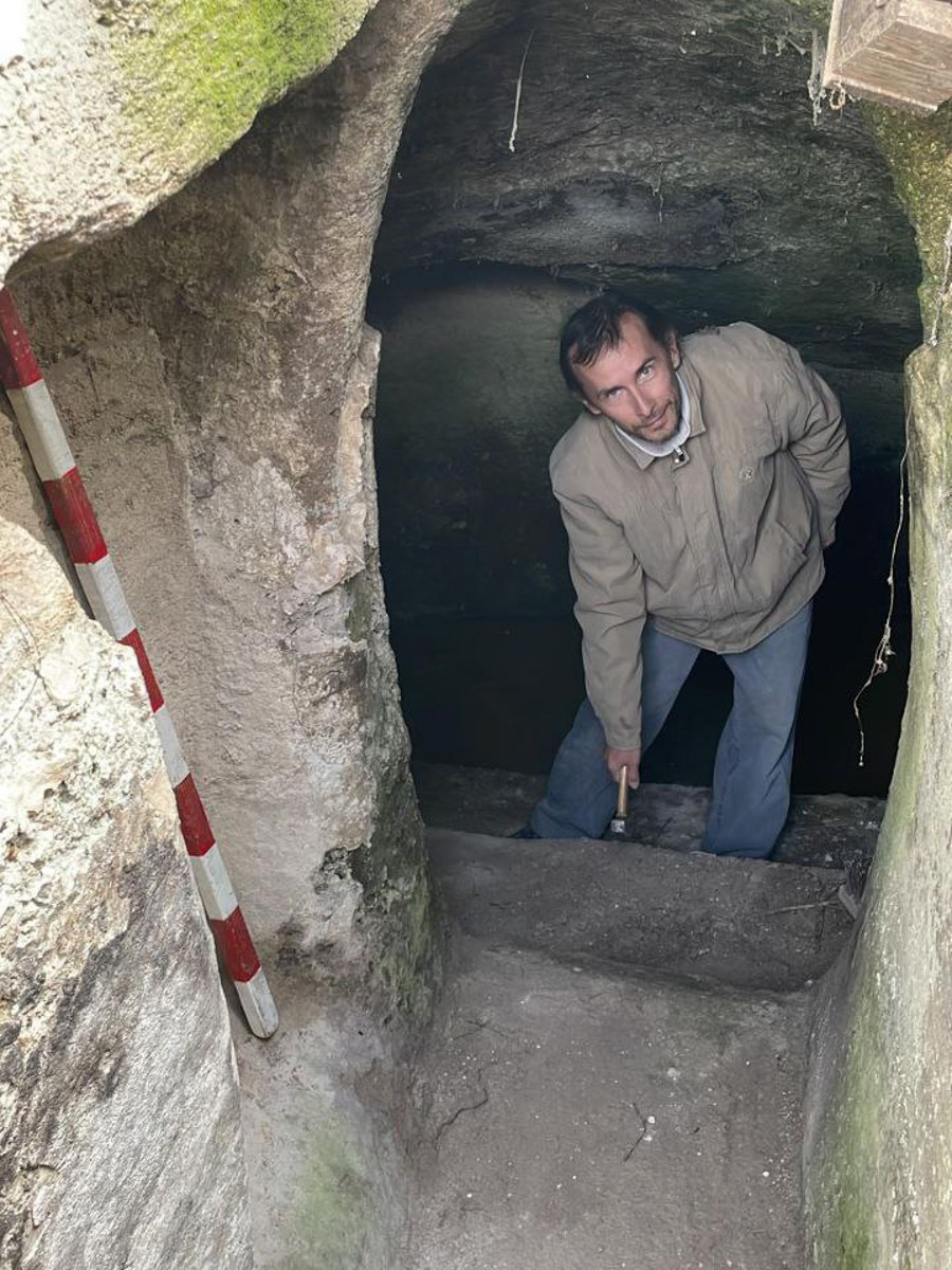 Десять лет назад выпускник владимирского филфака, а ныне серьезный ученый Владимир Пискарев вместе с семьей отправился навстречу ближневосточной авантюре. Сегодня он заведует лабораторией в Хайфском университете, мастерски определяет эпохи по осколкам керамики и находит подземные ходы, в которые никто не заглядывал 1500 лет! Об этой удивительной работе, а также о том, почему израильские дети «дают прикурить» учителям и как выжить в плюс 40, — в нашем интервью.