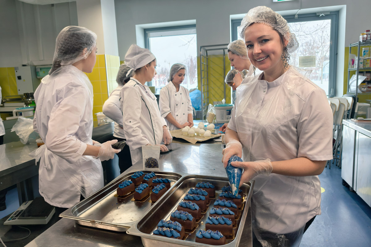 Кондитер из Владимира Елена Синицына продолжает создавать сладкие шедевры для селебрити. На этот раз она приняла участие в масштабном гастрономическом проекте, приуроченном к концертам Филиппа Киркорова. В преддверии сольных выступлений король российской эстрады представил тематическую коллекцию десертов.