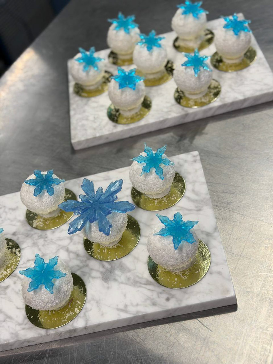 Кондитер из Владимира Елена Синицына продолжает создавать сладкие шедевры для селебрити. На этот раз она приняла участие в масштабном гастрономическом проекте, приуроченном к концертам Филиппа Киркорова. В преддверии сольных выступлений король российской эстрады представил тематическую коллекцию десертов.