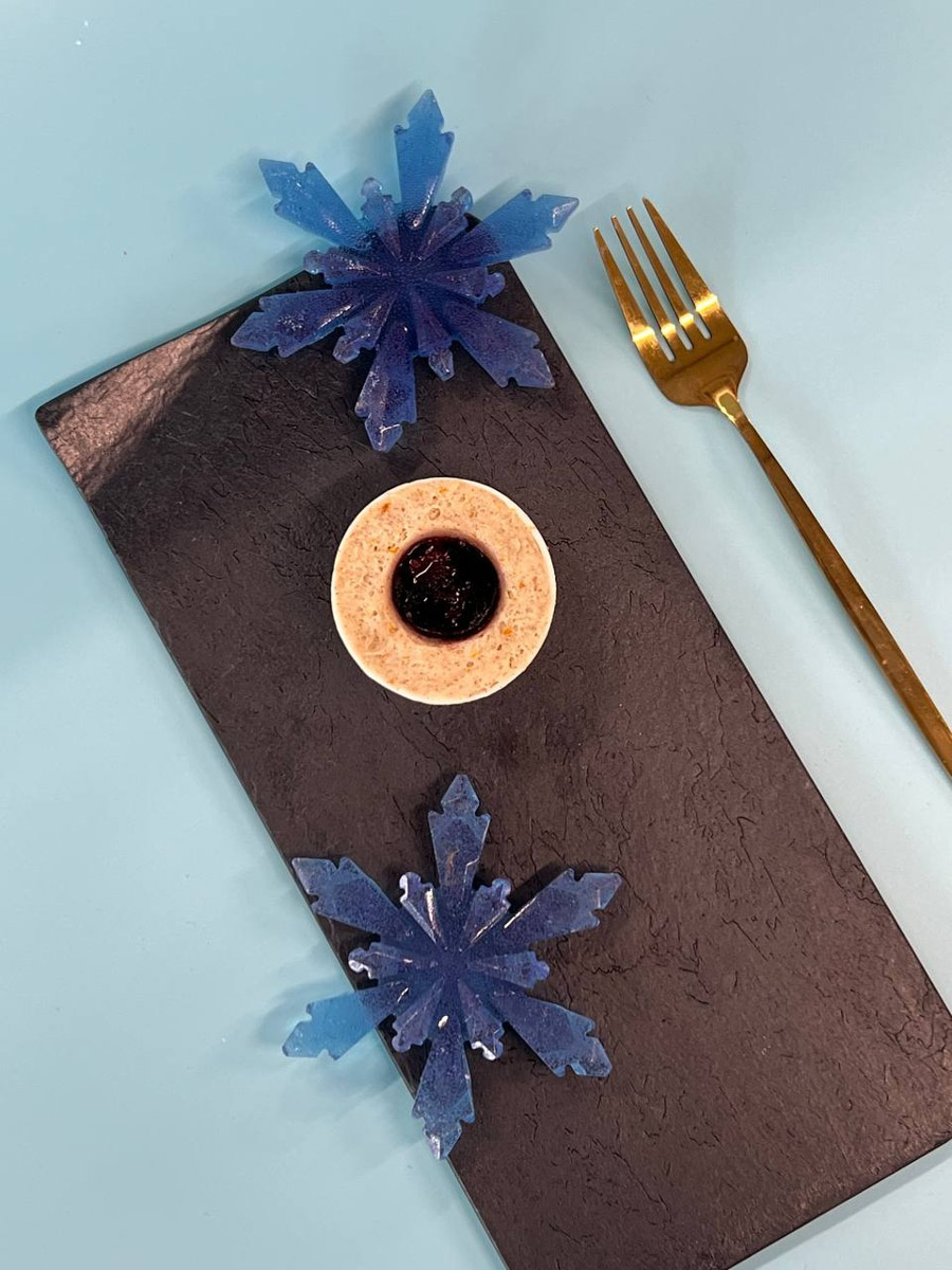 Кондитер из Владимира Елена Синицына продолжает создавать сладкие шедевры для селебрити. На этот раз она приняла участие в масштабном гастрономическом проекте, приуроченном к концертам Филиппа Киркорова. В преддверии сольных выступлений король российской эстрады представил тематическую коллекцию десертов.