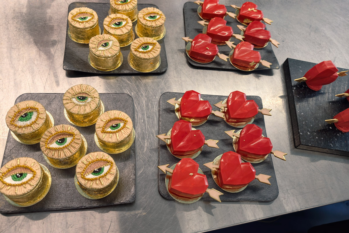 Кондитер из Владимира Елена Синицына продолжает создавать сладкие шедевры для селебрити. На этот раз она приняла участие в масштабном гастрономическом проекте, приуроченном к концертам Филиппа Киркорова. В преддверии сольных выступлений король российской эстрады представил тематическую коллекцию десертов.