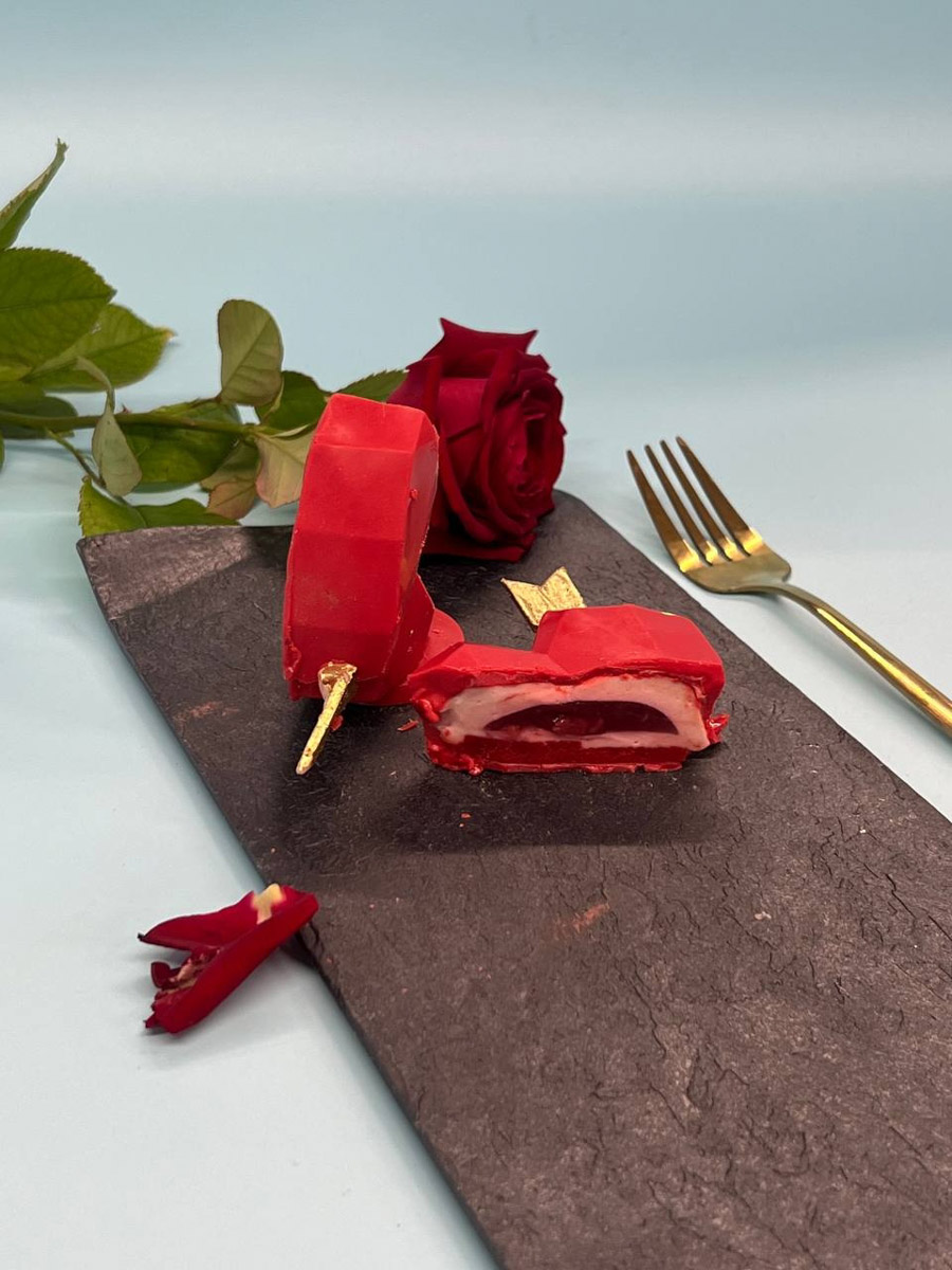 Кондитер из Владимира Елена Синицына продолжает создавать сладкие шедевры для селебрити. На этот раз она приняла участие в масштабном гастрономическом проекте, приуроченном к концертам Филиппа Киркорова. В преддверии сольных выступлений король российской эстрады представил тематическую коллекцию десертов.