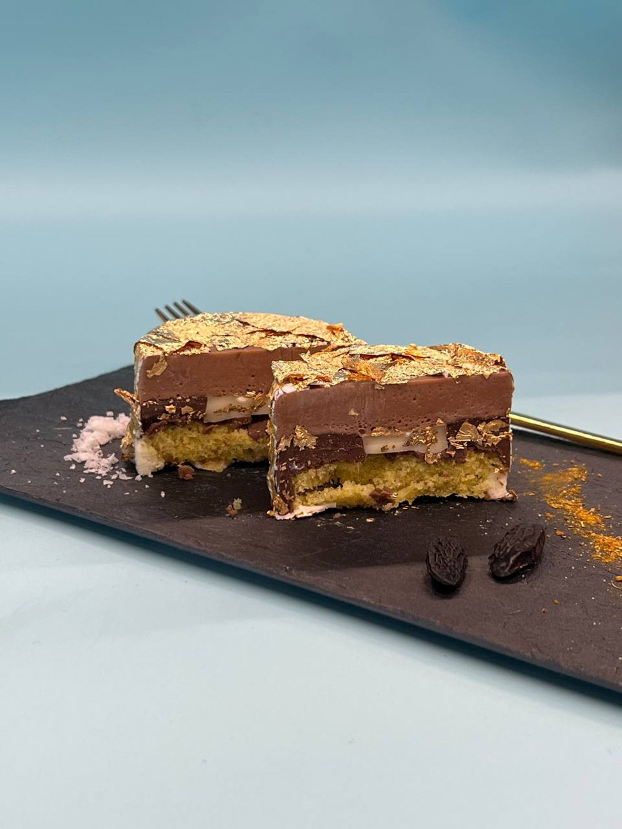 Кондитер из Владимира Елена Синицына продолжает создавать сладкие шедевры для селебрити. На этот раз она приняла участие в масштабном гастрономическом проекте, приуроченном к концертам Филиппа Киркорова. В преддверии сольных выступлений король российской эстрады представил тематическую коллекцию десертов.