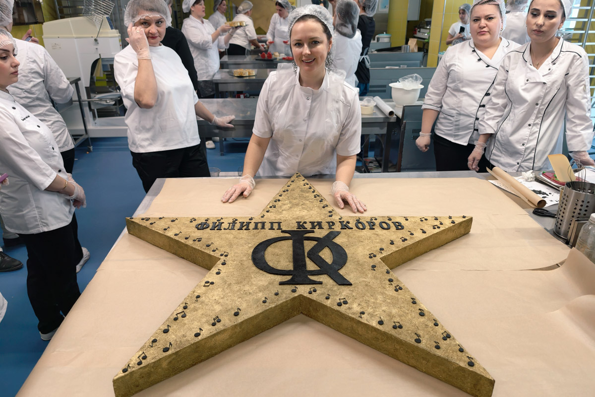 Кондитер из Владимира Елена Синицына продолжает создавать сладкие шедевры для селебрити. На этот раз она приняла участие в масштабном гастрономическом проекте, приуроченном к концертам Филиппа Киркорова. В преддверии сольных выступлений король российской эстрады представил тематическую коллекцию десертов.