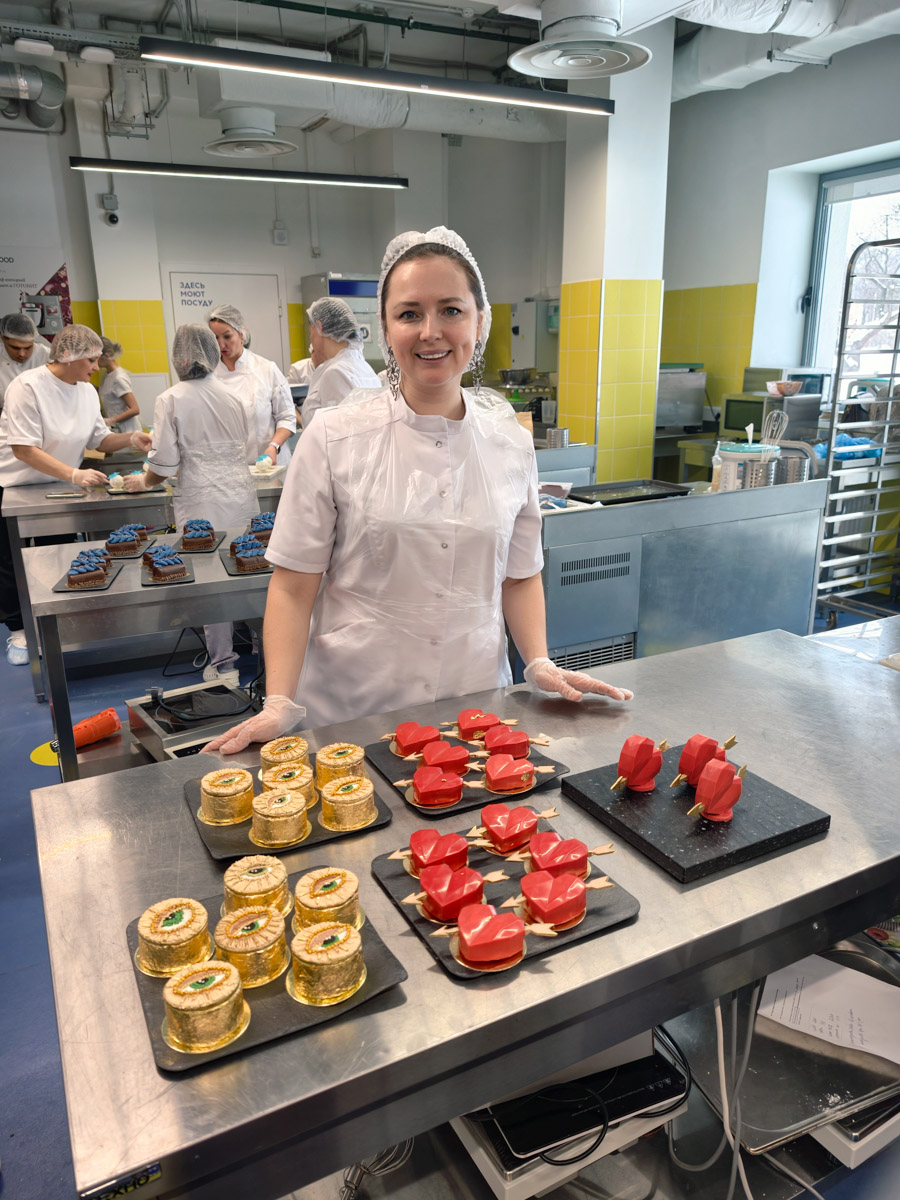 Кондитер из Владимира Елена Синицына продолжает создавать сладкие шедевры для селебрити. На этот раз она приняла участие в масштабном гастрономическом проекте, приуроченном к концертам Филиппа Киркорова. В преддверии сольных выступлений король российской эстрады представил тематическую коллекцию десертов.