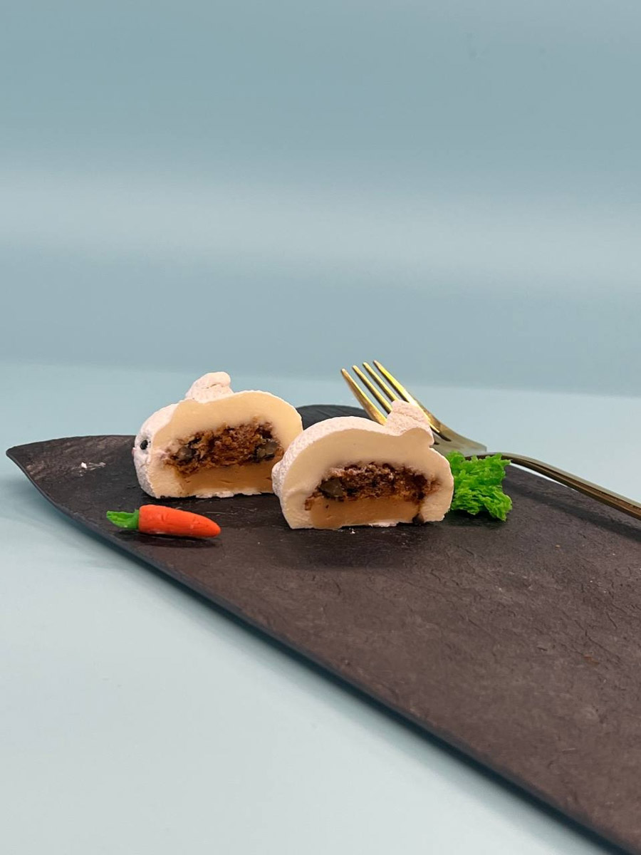 Кондитер из Владимира Елена Синицына продолжает создавать сладкие шедевры для селебрити. На этот раз она приняла участие в масштабном гастрономическом проекте, приуроченном к концертам Филиппа Киркорова. В преддверии сольных выступлений король российской эстрады представил тематическую коллекцию десертов.