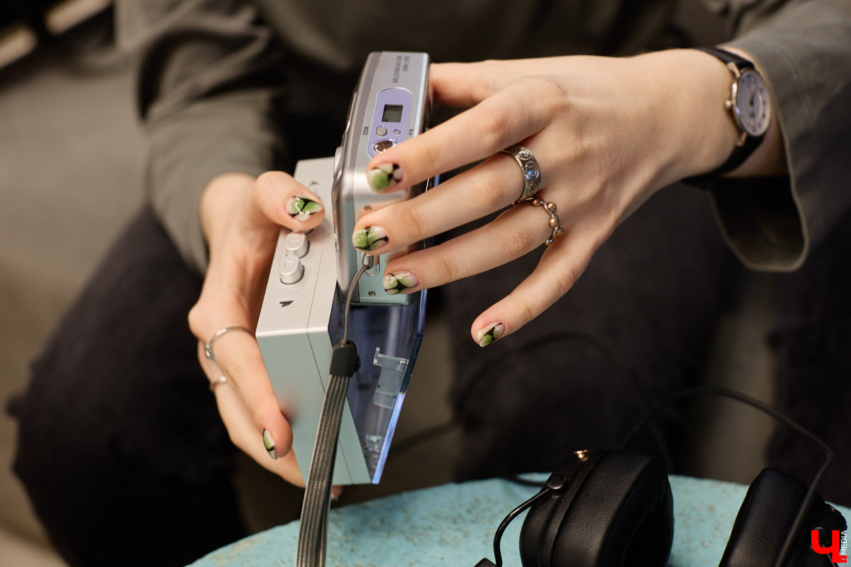 Помните, как недавно мы с удовольствием избавлялись от наушников, провода которых вечно путались в сумках? Смело нажимаем кнопку отмены. Теперь они новый тренд. Сама Белла Хадид публично отказалась от удобной Bluetooth-гарнитуры. А еще зумеры с удовольствием постят в социальных сетях зернистые фотки с пленочной камеры и слушают кассеты и винил. Ценители апдейта наоборот есть и во Владимире. Узнали их мнение на вопрос, почему старая техника снова в моде.