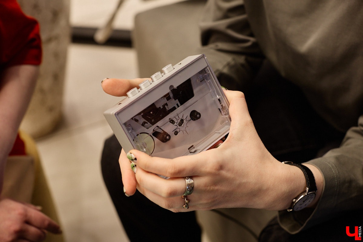 Помните, как недавно мы с удовольствием избавлялись от наушников, провода которых вечно путались в сумках? Смело нажимаем кнопку отмены. Теперь они новый тренд. Сама Белла Хадид публично отказалась от удобной Bluetooth-гарнитуры. А еще зумеры с удовольствием постят в социальных сетях зернистые фотки с пленочной камеры и слушают кассеты и винил. Ценители апдейта наоборот есть и во Владимире. Узнали их мнение на вопрос, почему старая техника снова в моде.