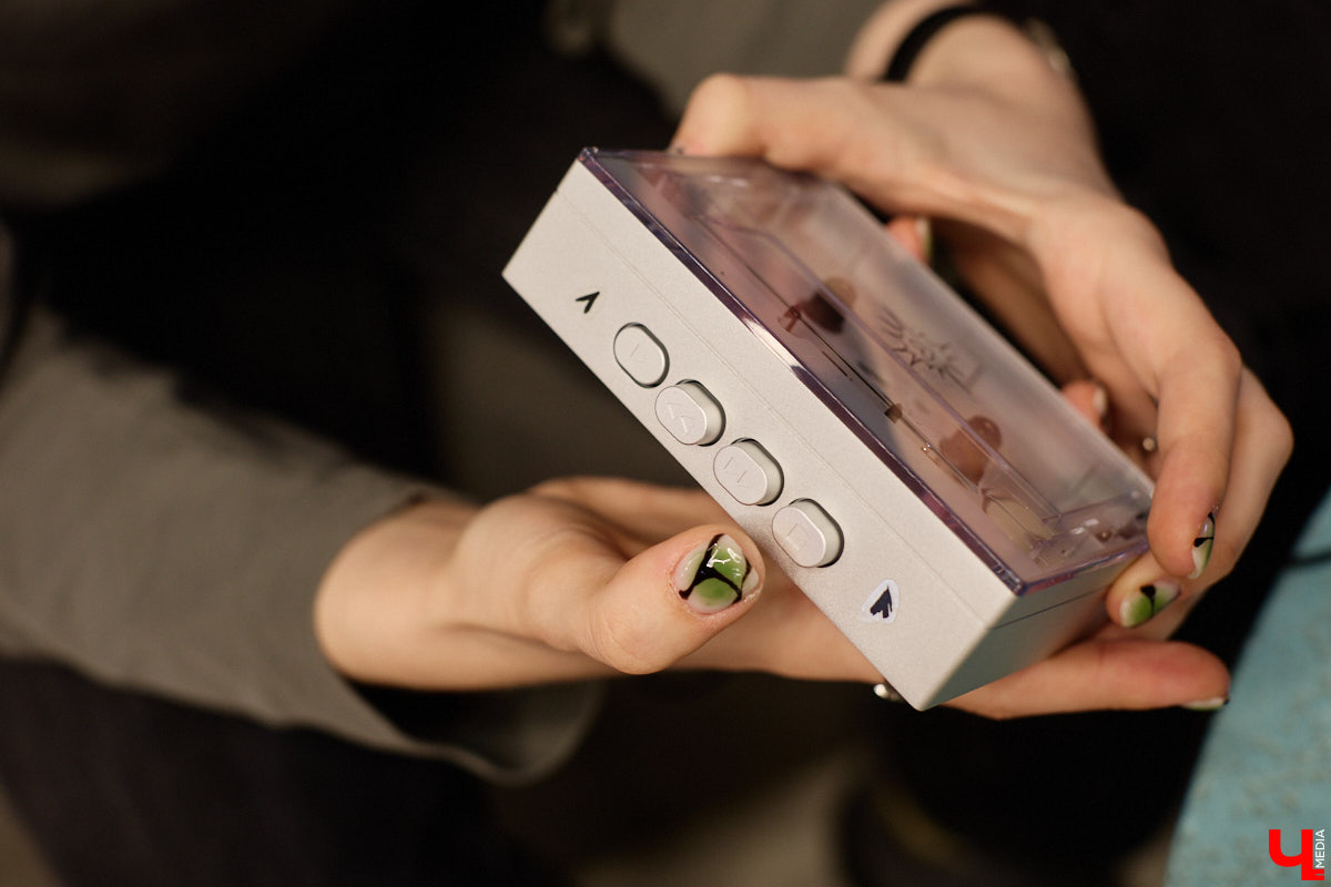 Помните, как недавно мы с удовольствием избавлялись от наушников, провода которых вечно путались в сумках? Смело нажимаем кнопку отмены. Теперь они новый тренд. Сама Белла Хадид публично отказалась от удобной Bluetooth-гарнитуры. А еще зумеры с удовольствием постят в социальных сетях зернистые фотки с пленочной камеры и слушают кассеты и винил. Ценители апдейта наоборот есть и во Владимире. Узнали их мнение на вопрос, почему старая техника снова в моде.