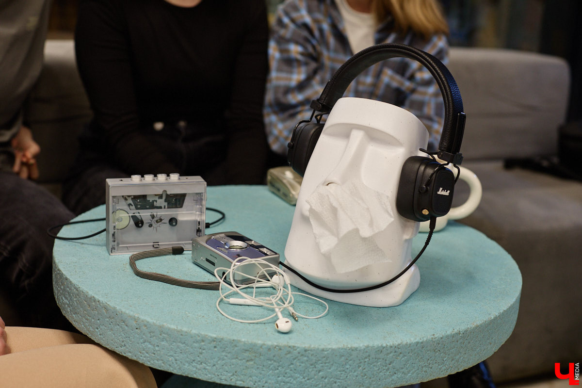 Помните, как недавно мы с удовольствием избавлялись от наушников, провода которых вечно путались в сумках? Смело нажимаем кнопку отмены. Теперь они новый тренд. Сама Белла Хадид публично отказалась от удобной Bluetooth-гарнитуры. А еще зумеры с удовольствием постят в социальных сетях зернистые фотки с пленочной камеры и слушают кассеты и винил. Ценители апдейта наоборот есть и во Владимире. Узнали их мнение на вопрос, почему старая техника снова в моде.