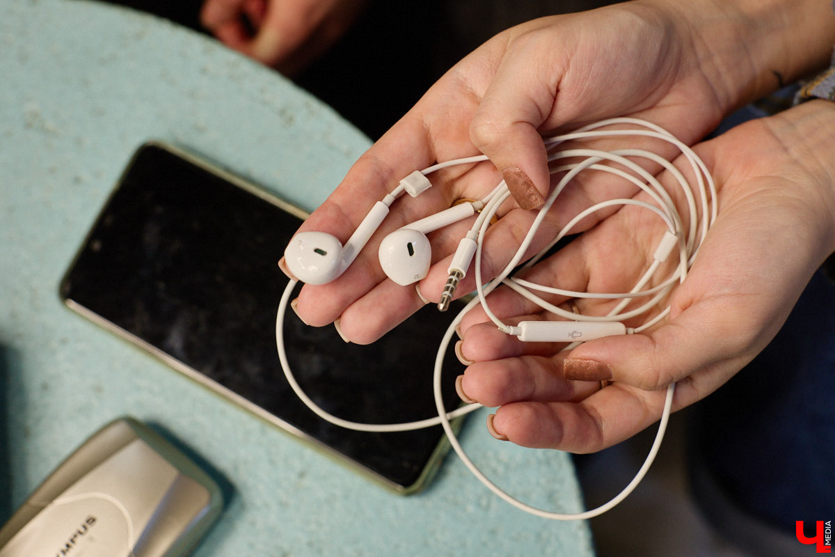 Помните, как недавно мы с удовольствием избавлялись от наушников, провода которых вечно путались в сумках? Смело нажимаем кнопку отмены. Теперь они новый тренд. Сама Белла Хадид публично отказалась от удобной Bluetooth-гарнитуры. А еще зумеры с удовольствием постят в социальных сетях зернистые фотки с пленочной камеры и слушают кассеты и винил. Ценители апдейта наоборот есть и во Владимире. Узнали их мнение на вопрос, почему старая техника снова в моде.