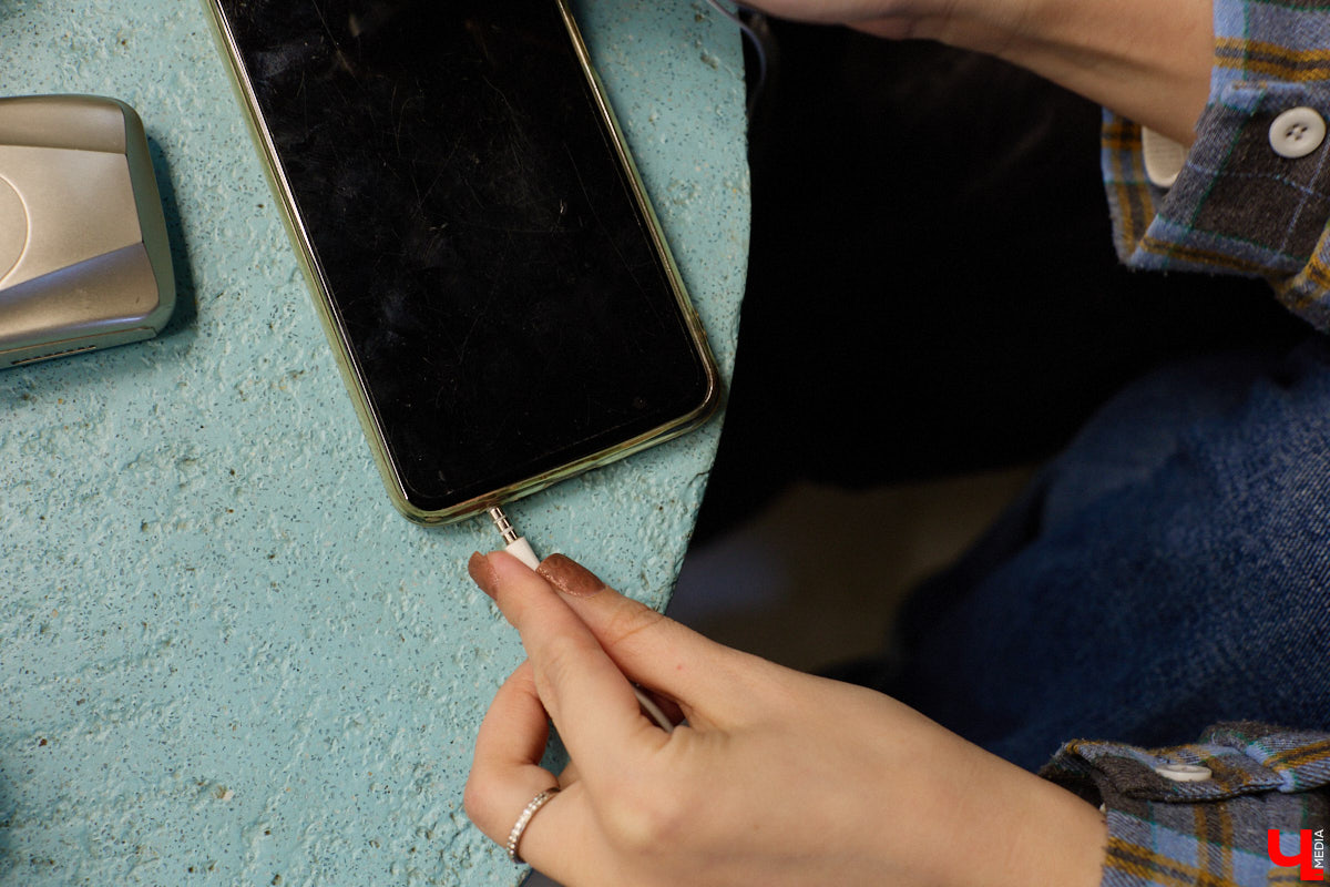 Помните, как недавно мы с удовольствием избавлялись от наушников, провода которых вечно путались в сумках? Смело нажимаем кнопку отмены. Теперь они новый тренд. Сама Белла Хадид публично отказалась от удобной Bluetooth-гарнитуры. А еще зумеры с удовольствием постят в социальных сетях зернистые фотки с пленочной камеры и слушают кассеты и винил. Ценители апдейта наоборот есть и во Владимире. Узнали их мнение на вопрос, почему старая техника снова в моде.