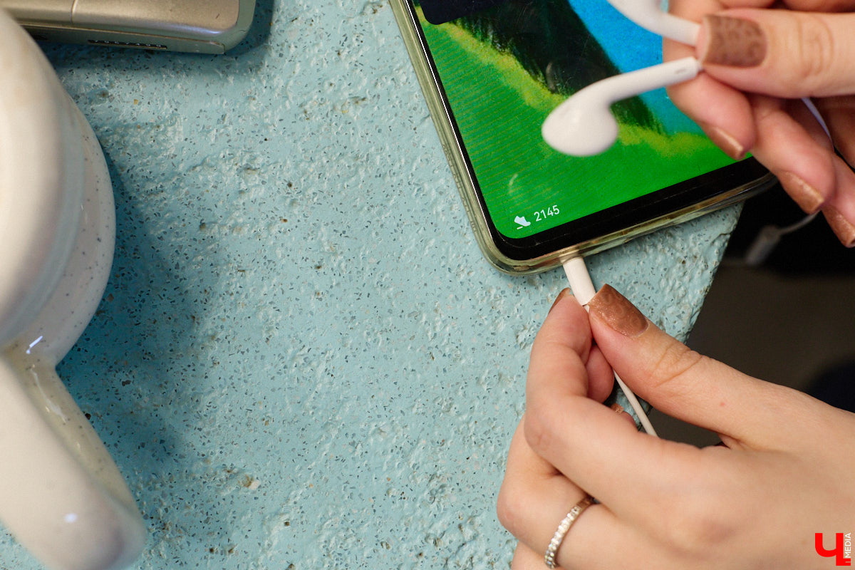 Помните, как недавно мы с удовольствием избавлялись от наушников, провода которых вечно путались в сумках? Смело нажимаем кнопку отмены. Теперь они новый тренд. Сама Белла Хадид публично отказалась от удобной Bluetooth-гарнитуры. А еще зумеры с удовольствием постят в социальных сетях зернистые фотки с пленочной камеры и слушают кассеты и винил. Ценители апдейта наоборот есть и во Владимире. Узнали их мнение на вопрос, почему старая техника снова в моде.