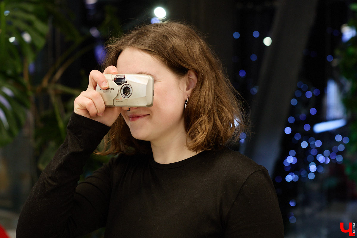 Помните, как недавно мы с удовольствием избавлялись от наушников, провода которых вечно путались в сумках? Смело нажимаем кнопку отмены. Теперь они новый тренд. Сама Белла Хадид публично отказалась от удобной Bluetooth-гарнитуры. А еще зумеры с удовольствием постят в социальных сетях зернистые фотки с пленочной камеры и слушают кассеты и винил. Ценители апдейта наоборот есть и во Владимире. Узнали их мнение на вопрос, почему старая техника снова в моде.