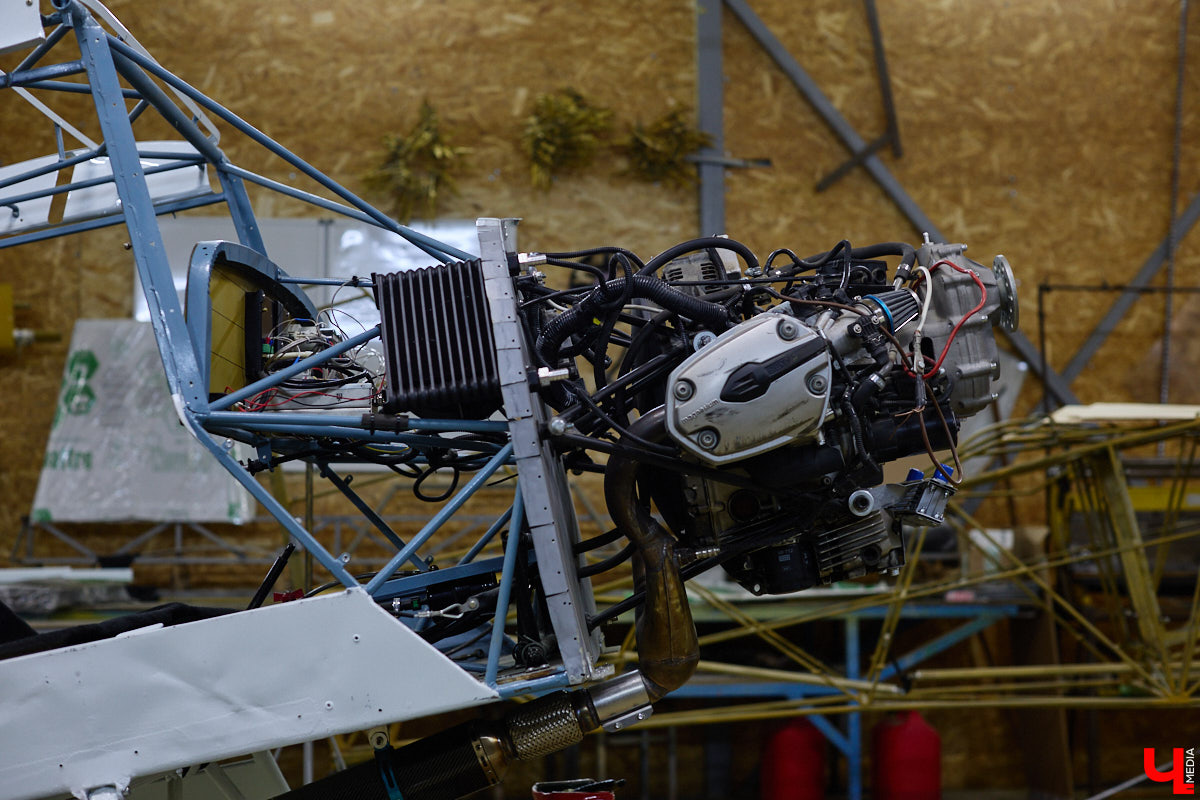 Не все знают, но на территории Владимирской области собирают настоящие самолеты. Производство летательных аппаратов единичного типа расположено в ангаре на территории частного аэродрома общей авиации Павловское. Там трудится небольшая команда любителей неба. «Ключ-Медиа» заглянул к ним в гости.