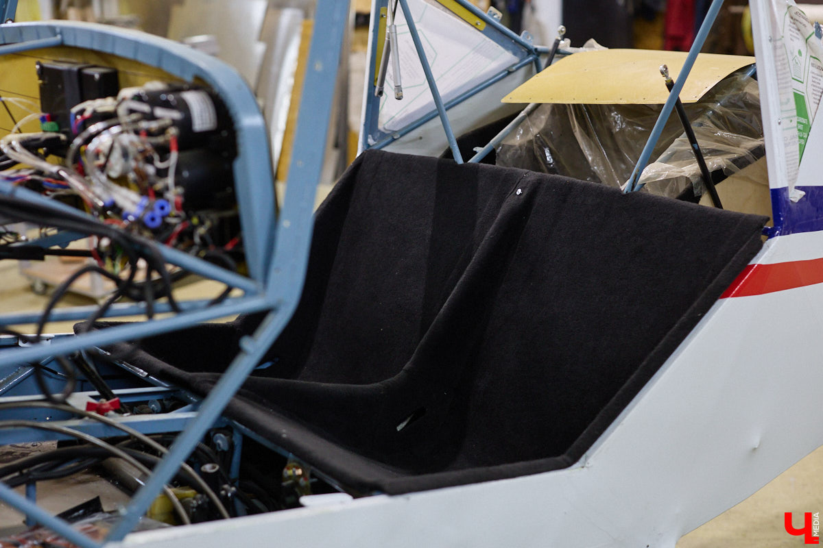 Не все знают, но на территории Владимирской области собирают настоящие самолеты. Производство летательных аппаратов единичного типа расположено в ангаре на территории частного аэродрома общей авиации Павловское. Там трудится небольшая команда любителей неба. «Ключ-Медиа» заглянул к ним в гости.